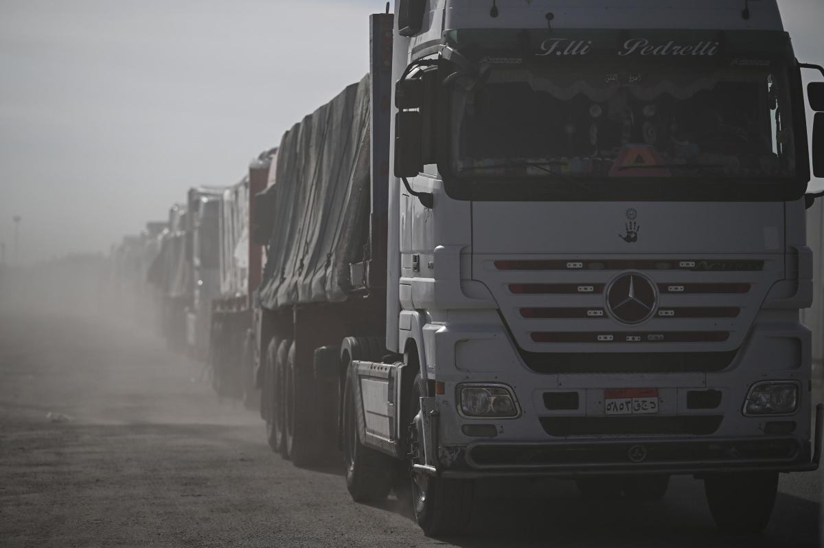 Camion portano aiuti in Palestina dopo la tregua