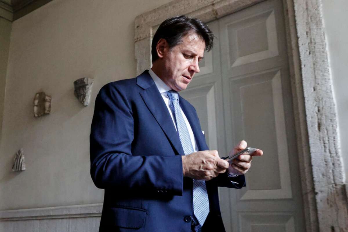 giuseppe conte al cellulare