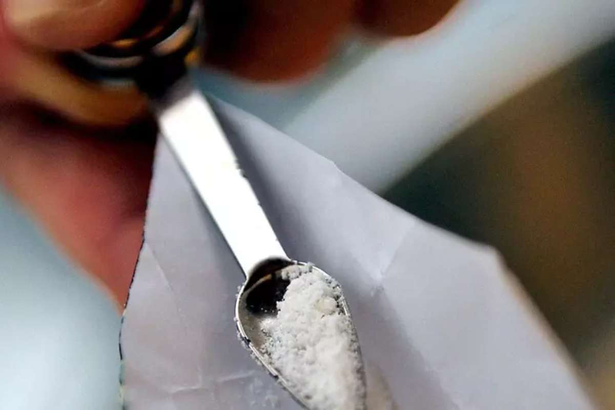 Una persona prepara su un cucchiaino una dose di droga