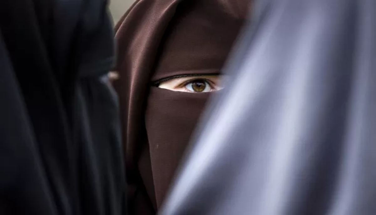 ragazza indossa il niqab