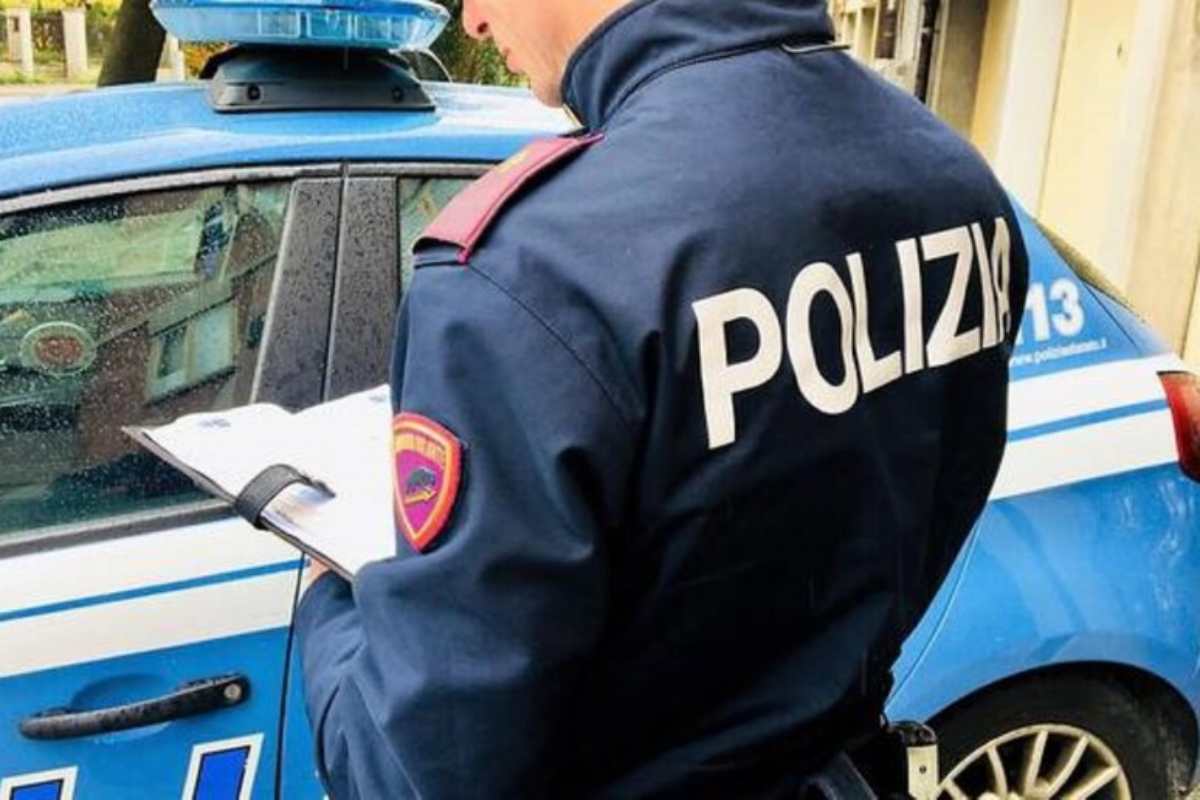 poliziotto scrive un verbale