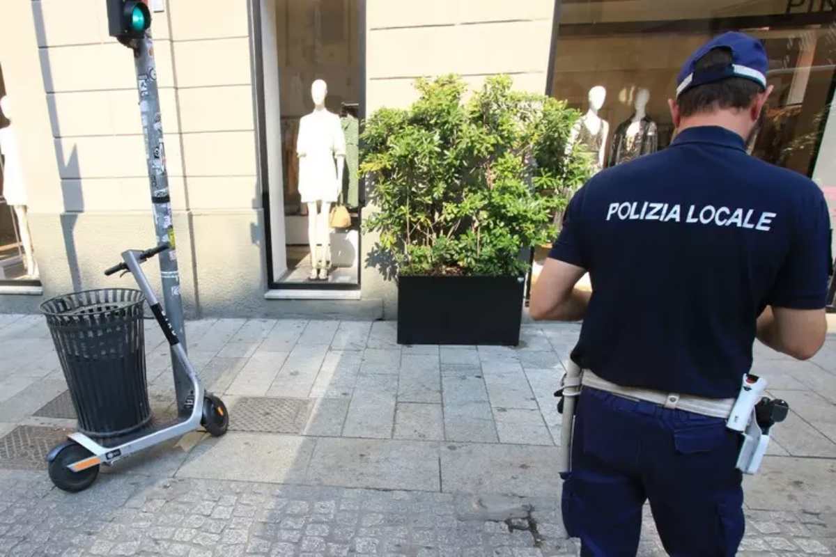 polizia fa multa a monopattino