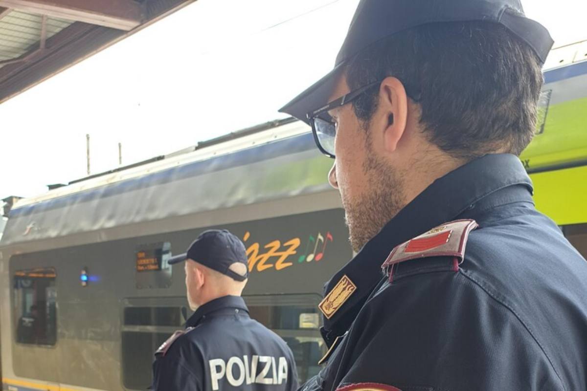 poliziotti in stazione