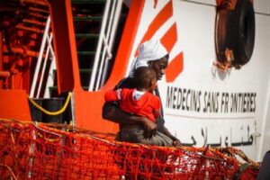Migranti, Medici senza frontiere sospende salvataggi Mediterraneo: "La Libia spara..."