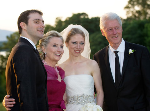 Wikileaks: "Matrimonio di Chelsea pagato coi soldi della Fondazione Clinton"
