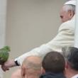 Papa Francesco, lo spogliarellista Ghyblj: "Il pappagallo è mio"