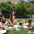 New York, lettrici in topless a Central Park: la legge lo permette 3