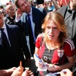 Barbara Berlusconi con la maglia del Milan saluta i tifosi08