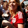 Barbara Berlusconi con la maglia del Milan saluta i tifosi07