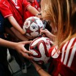 Barbara Berlusconi con la maglia del Milan saluta i tifosi06