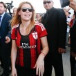 Barbara Berlusconi con la maglia del Milan saluta i tifosi05