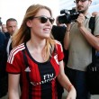 Barbara Berlusconi con la maglia del Milan saluta i tifosi4