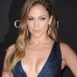 Jennifer Lopez super sexy: spacco vertiginoso e seno in vista15