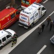 Parigi, spara a 2 agenti e fugge02