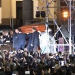 Pino Daniele, funerali Napoli: folla canta in piazza Plebiscito4