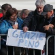 Pino Daniele, funerali Roma: lungo applauso accoglie feretro in chiesa 20