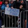 Pino Daniele, funerali Roma: lungo applauso accoglie feretro in chiesa 05