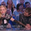 VIDEO YouTube: Madonna si masturba in tv, vignettista Charlie Hebdo tira fuori pene05