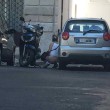 Roma, donna fa i bisogni in strada vicino al Quirinale FOTO