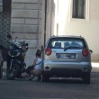 Roma, donna fa i bisogni in strada vicino al Quirinale FOTO