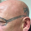 Si sveglia con i Rayban tatuati sul volto2