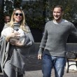 Ilary Blasi e Francesco Totti con Isabel lasciano la clinica (foto Ansa)