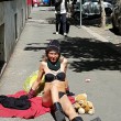 Roma, prende sole svestita su marciapiede piazza Cavour FOTO 3