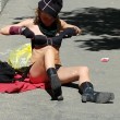 Roma, prende sole svestita su marciapiede piazza Cavour FOTO