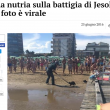 Jesolo, nutria in spiaggia tra i bagnanti FOTO