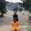 Bimbi afghani puntano pistola a prigionieri Isis11