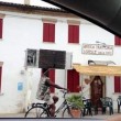 Migrante trasporta il frigorifero in...bicicletta FOTO