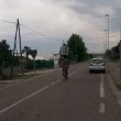 Migrante trasporta il frigorifero in...bicicletta FOTO 2