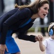 YOUTUBE Kate Middleton consola Prince George, ma la gonna...2