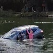 Affonda in auto nel lago col suo cane tre persone li salvano 5