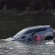 Affonda in auto nel lago col suo cane tre persone li salvano 2