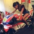 Belen Rodriguez in sella sulla moto di Andrea Iannone (foto Instagram)