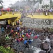 Malesia, bambini fanno il bagno felici prima della circoncisione di massa4