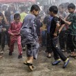 Malesia, bambini fanno il bagno felici prima della circoncisione di massa1