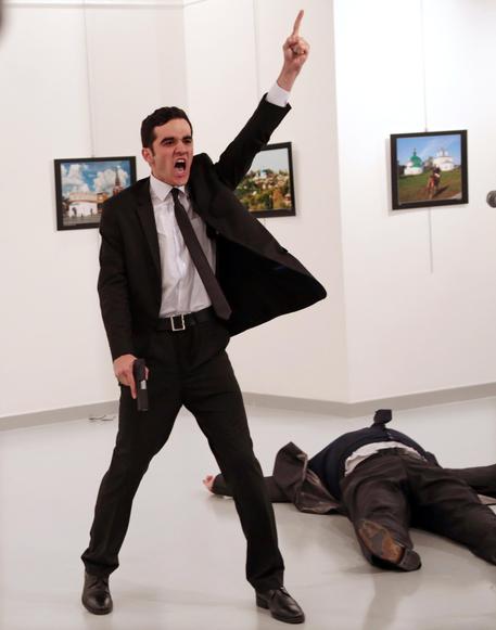 World Press Photo, vince Burhan Osbilici per scatto omicidio ambasciatore russo FO