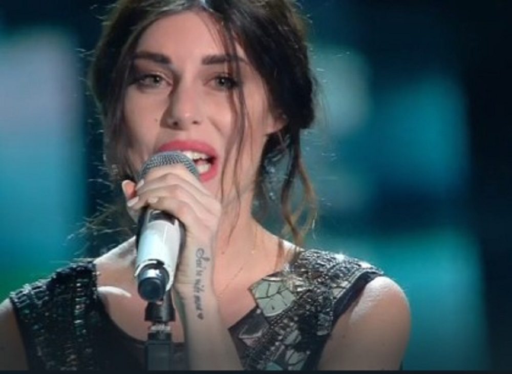 Sanremo, Bianca Atzei non riesce a trattenere le lacrime mentre canta