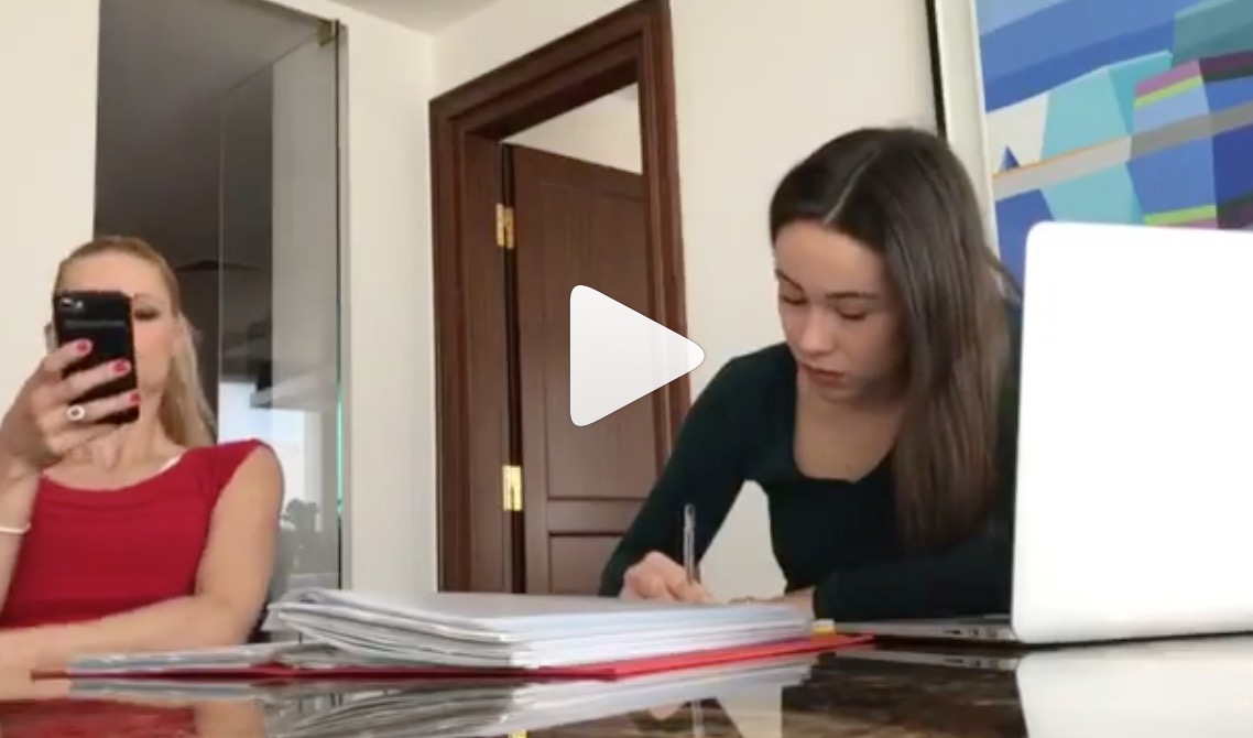 VIDEO Michelle Hunziker e Aurora Ramazzotti: lo sketch della mamma "rompi..."