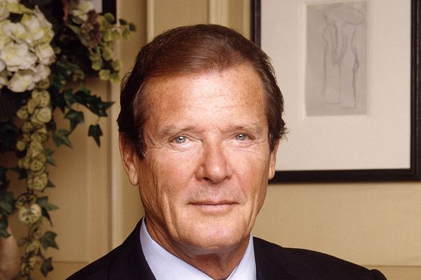 Roger Moore è morto, aveva 89 anni: l'ex James Bond sconfitto da un tumore