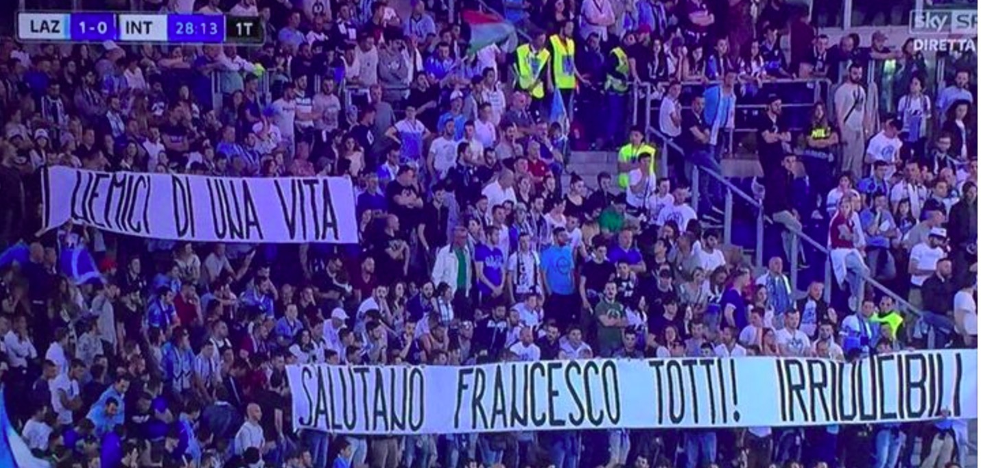 Lazio, "Gli Irriducibili" omaggiano Francesco Totti con striscione