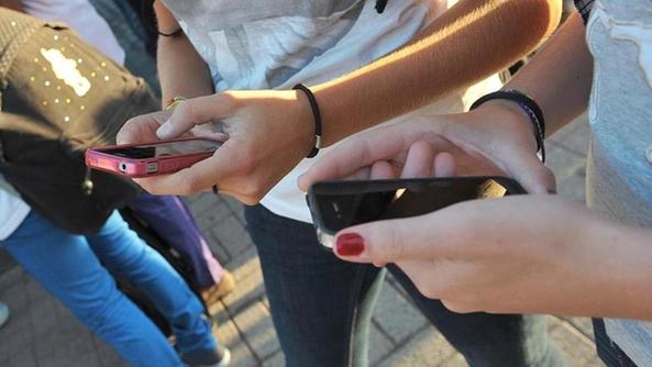 Vicenza, ragazza di 14 anni: video a luci rosse su WhatsApp. Ma il filmato si diffonde
