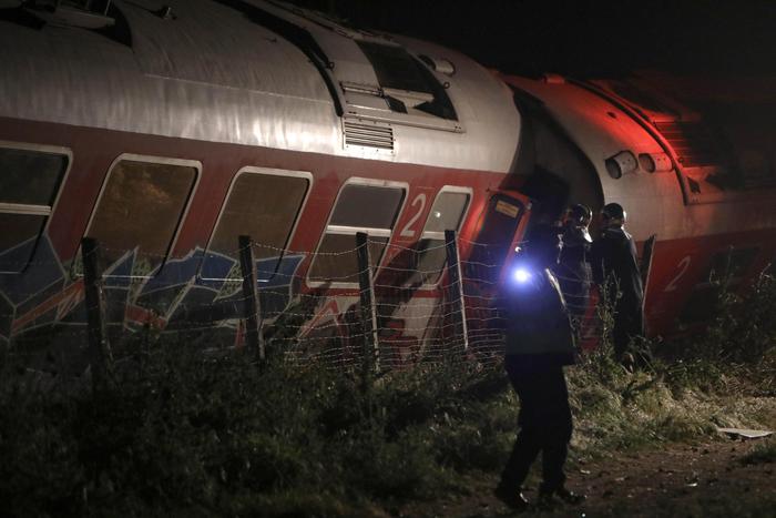 Grecia, treno deraglia e finisce contro una casa: 2 morti, 7 feriti01