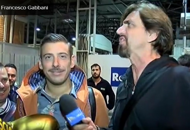 Francesco Gabbani riceve il Tapiro d'oro di Striscia: "Ho perso perché..." VIDEO