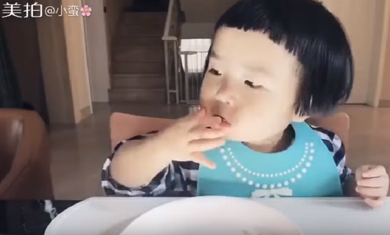Xiaoman a due anni e mezzo mangia tutto: ora è una star del web
