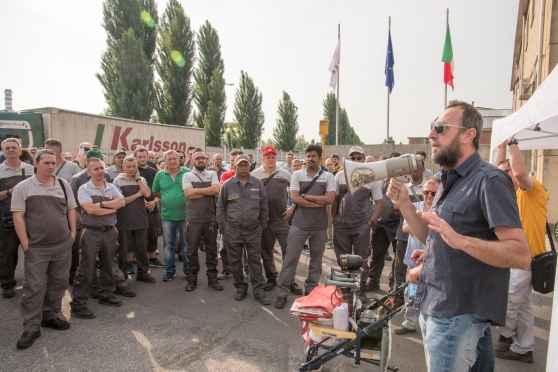 Mantova, azienda caccia operaio: colleghi fanno sciopero a oltranza