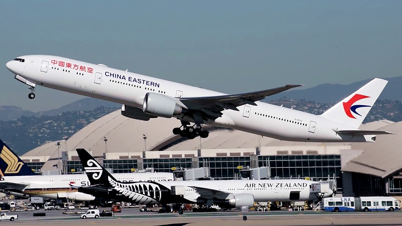 Cina, aereo incontra violenta turbolenza, caos in volo: 26 passeggeri feriti, 4 sono gravi