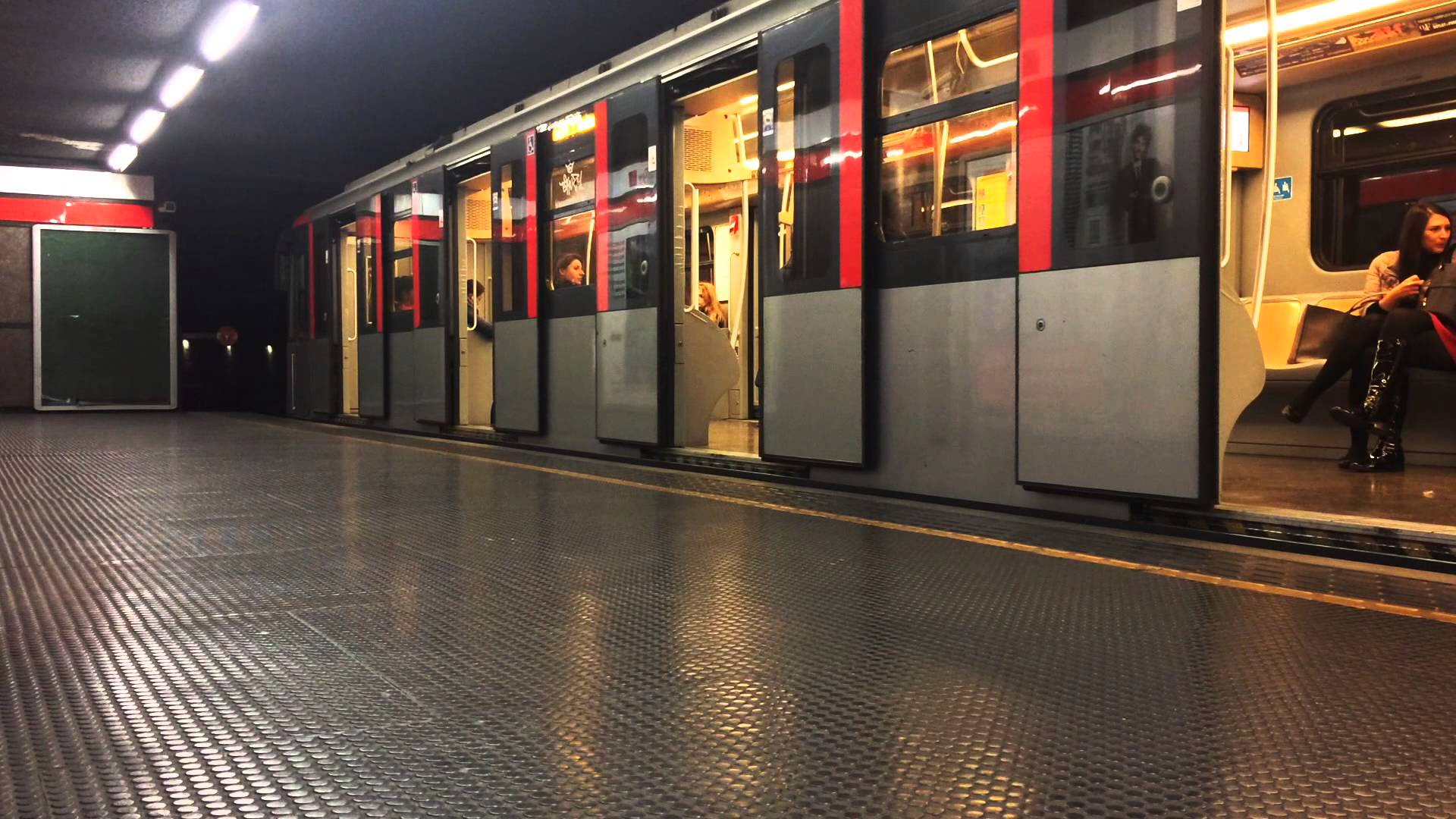 Milano, entra in metro senza pagare il biglietto: egiziano prende a pugni il controllore